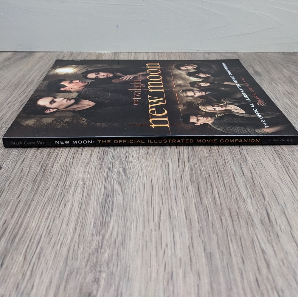 Price⬇️New Moon Illustrated Movie Companion - Picture 3 of 4